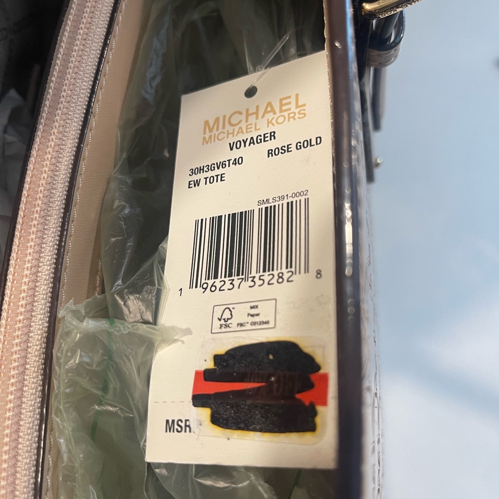 Michael Michael Kors Voyager Logo Embossed Patent Large East West Tote - Picture 9 of 9